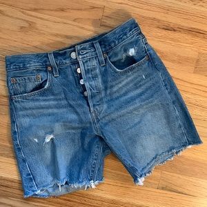 LEVIS LIGHTLY WORN SHORTS WOMEN